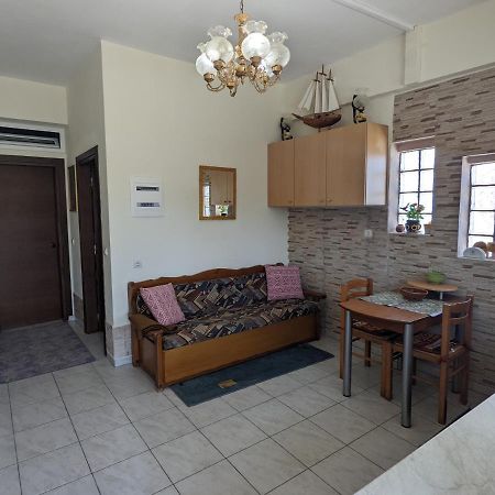 Modern 1-Bedroom With Bbq & Roof Garden Near Beach สตาโลส ภายนอก รูปภาพ