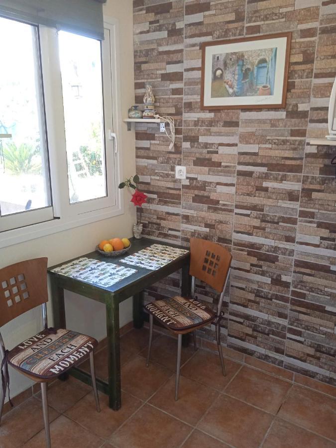 Modern 1-Bedroom With Bbq & Roof Garden Near Beach สตาโลส ภายนอก รูปภาพ