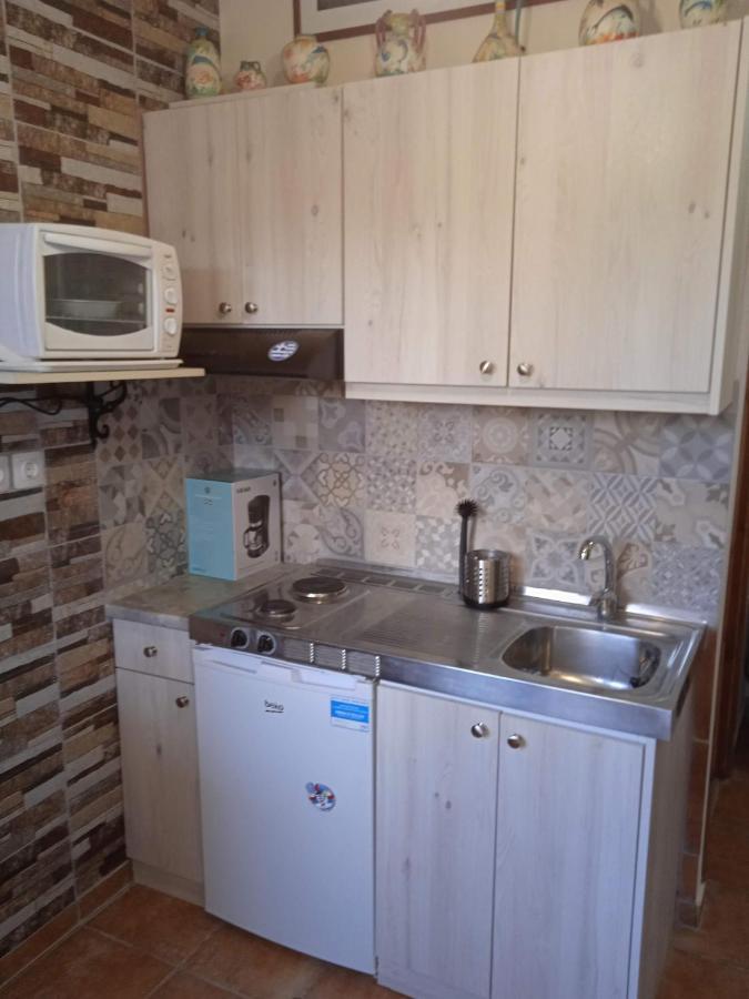 Modern 1-Bedroom With Bbq & Roof Garden Near Beach สตาโลส ภายนอก รูปภาพ