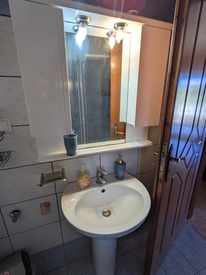Modern 1-Bedroom With Bbq & Roof Garden Near Beach สตาโลส ภายนอก รูปภาพ